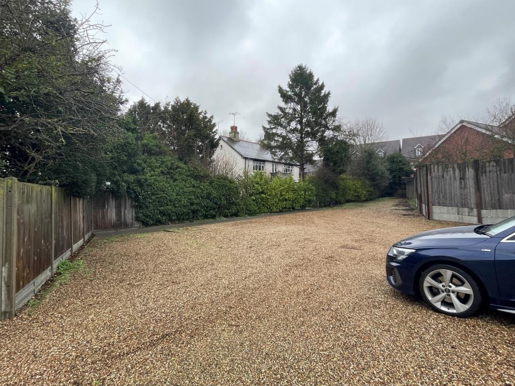 Lot: 4 - FREEHOLD BLOCK OF TWO FLATS ON LARGE PLOT - Driveway with parking for several cars